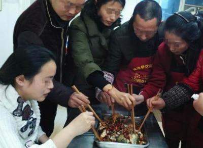  學(xué)員們品嘗烤魚(yú)