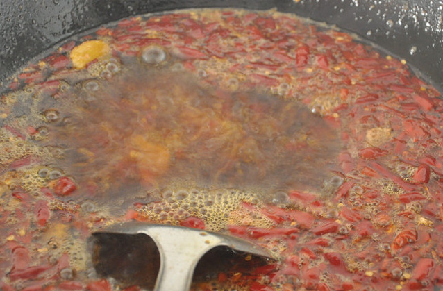 很多火鍋店使用老油，教你自己在家做火鍋味道不比外面的差！