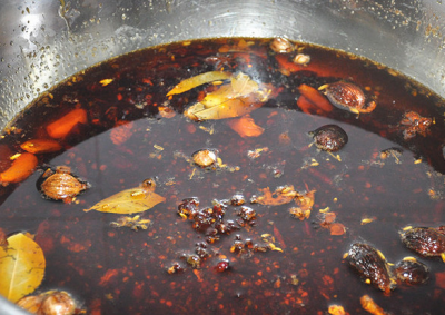 很多火鍋店使用老油，教你自己在家做火鍋味道不比外面的差！