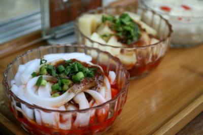 【四川小吃培訓(xùn)】選擇什么地方最適合開小吃店？