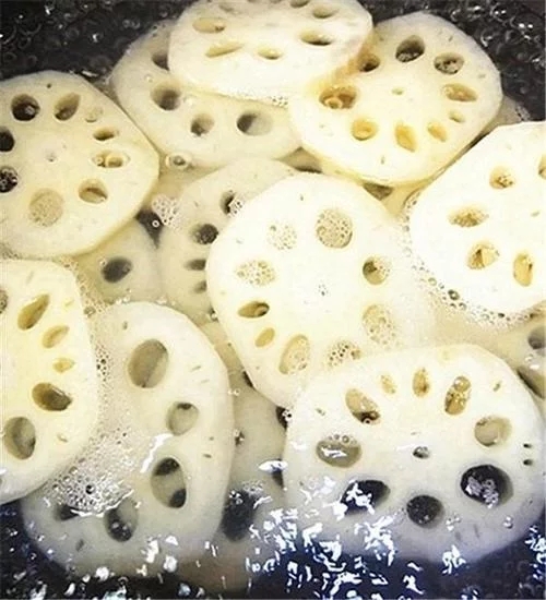 麻辣藕片，四川人的必備小吃，吃了根本停不下來(lái)