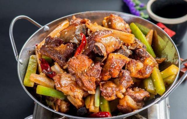 “干鍋排骨”的家常做法，做法簡(jiǎn)單，口感麻辣鮮香