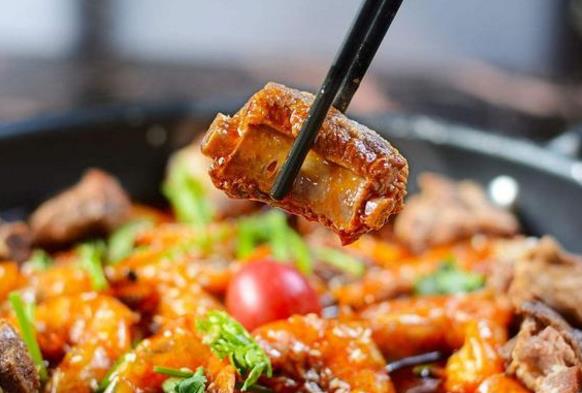 “干鍋排骨”的家常做法，做法簡(jiǎn)單，口感麻辣鮮香