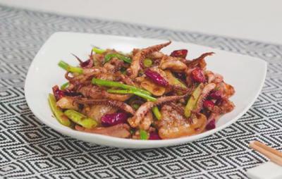 ?教你做干鍋魷魚，香辣過癮，招待客人簡單又快捷！