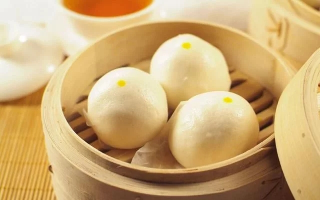 說到面食，它主要就是以面粉制作成的食物，并且各個地方都有不同種類的面食，尤其是愛吃面食的北方地區(qū)來說，基本上餐餐都離不開面食的存在，一般比較常見的面食有面條，包子，饅頭，油條等等，受到了人們的喜愛，有在家做過面食的朋友都知道，發(fā)面是面食制作過程中非常關鍵的一步，今天小編就來給大家分享下，面食“發(fā)面”的6個訣竅，新手也能輕松掌握。