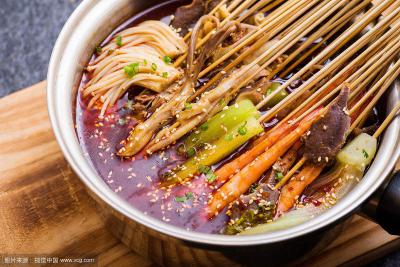  四川砂鍋串串香餐飲訓(xùn)練班哪里好？師傅現(xiàn)場(chǎng)操作訓(xùn)練