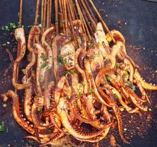 四川小吃鐵板魷魚技術(shù)做法哪里好？短期小吃培訓(xùn)中心