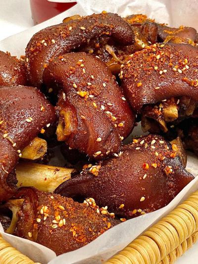 烤豬蹄技術(shù)培訓(xùn)班在哪里？飄味緣培訓(xùn)學(xué)校，助您開啟財富“蹄”途！